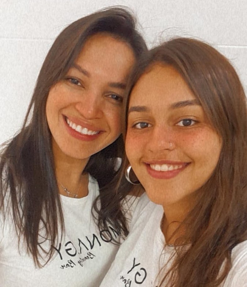 Dos mujeres sonrientes con la remera blanca de MONA.GY Beauty Bar